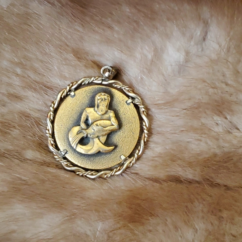 VINTAGE ANSON PEWTER AQUARIUS ZODIAC SIGN WATER ELEMENT AIR PENDANT
